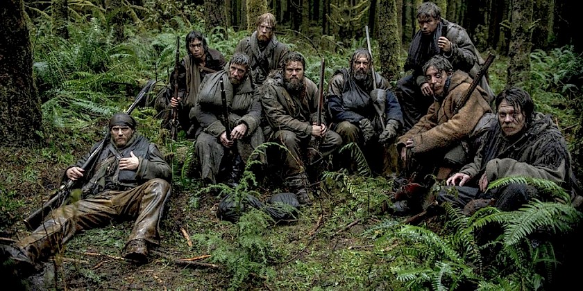 Retrat del grup de caçadors de bisons que protagonitzen El renacido; al mig, Leonardo DiCaprio en el personatge d'Hugh Glass
