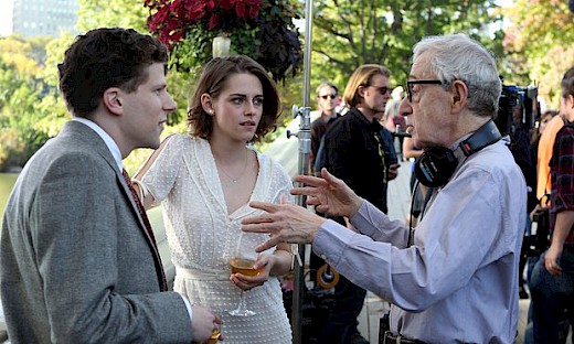Jesse Eisenberg, Cristel Stewart y Woody Allen en un momento del rodaje